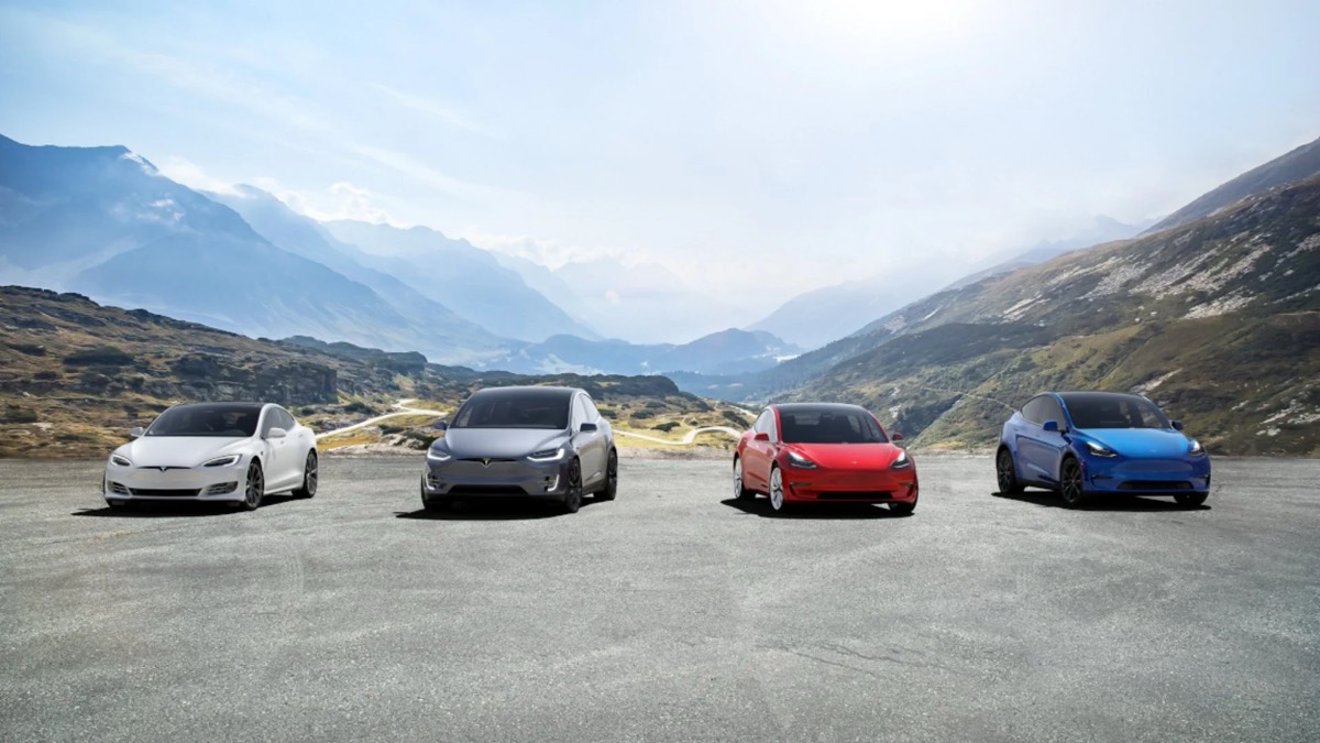 Tesla Model S, Model X, Model 3 a Model Y v horském údolí
