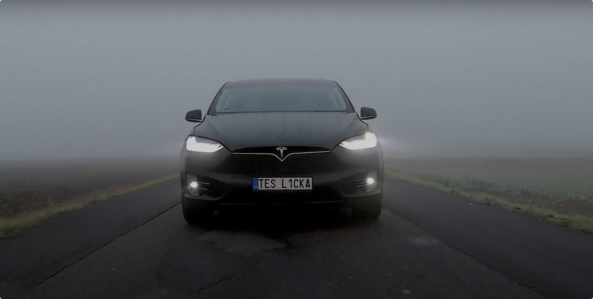 Tesla Model X v mlze – náhled videa